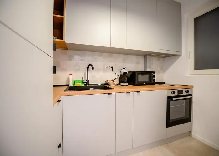 Retreat On Victoriei Бухарест